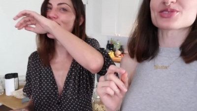 How_to_ZERO_WASTE_grocery_shop_with_Phoebe_Tonkin_282B_vegan_lunch_recipe29_0854.jpg