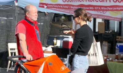 Out_at_the_Farmers_Market_in_Studio_City___281029.jpg
