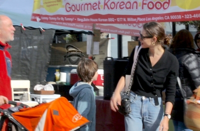 Out_at_the_Farmers_Market_in_Studio_City___28829.jpg