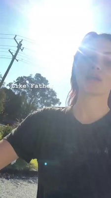 Phoebe_Tonkin_via_Instagram_Stories_Tal_pai__1.jpg
